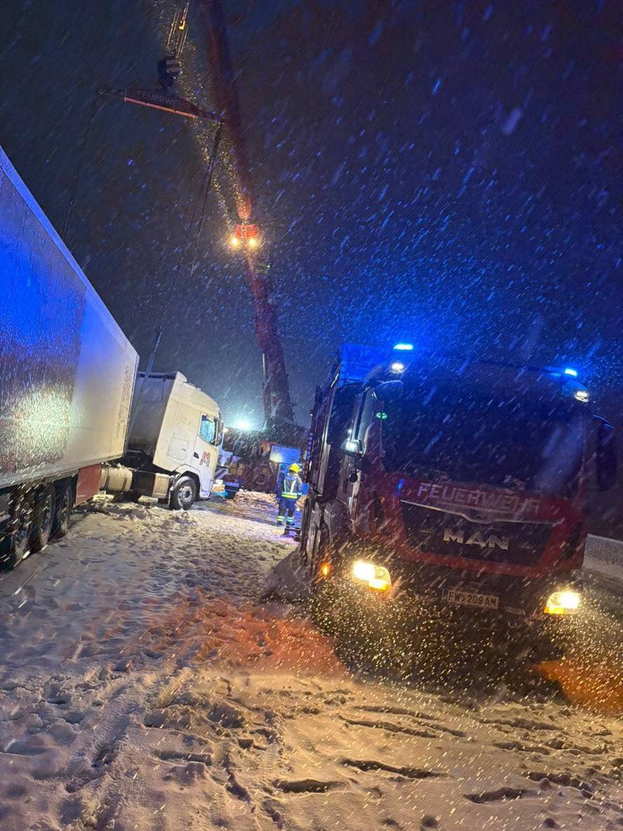 FOTO Snježni kaos paralizirao Austriju, zatvorili aerodrom u Beču, 30.000 kuća bez struje