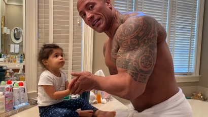 The Rock pjevao kćerkici kako bi ju naučio da mora prati ruke