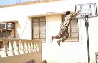 Irački vojnik zakucavao sa ograde na koš i bolno pao