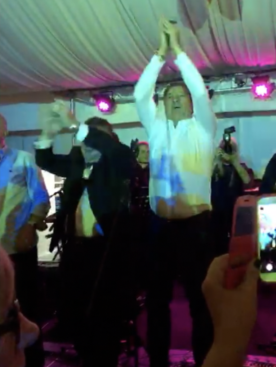 Ukrao je show i na Bujančevoj svadbi: Bacio štake i zapjevao