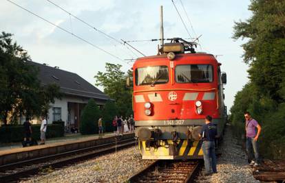 Nema ozlijeđenih: Vlak je kod Zdenčine naletio na kombajn
