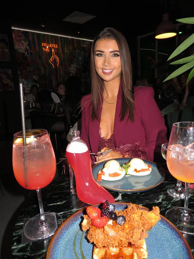 FOTO Zbog fatalne ljepotice je premierligaš dobio nove fanove