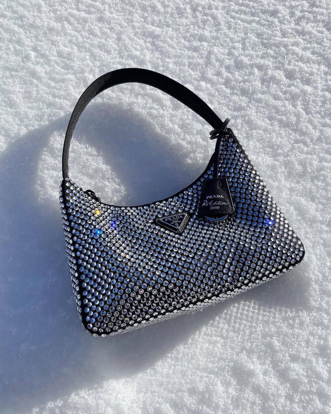 Kakav luksuz: Žena Dinamovca 'bacala' se u snijeg s Prada torbicom optočenom kristalima