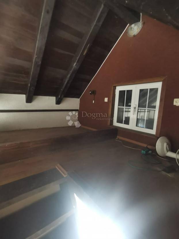 FOTO Pogledajte kućicu od 16m2 koju prodaju u Dalmaciji, ima i mini kuhinju. Cijena iznenadila!