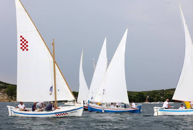 FOTO Čuvari stoljetne tradicije: Drveni brodovi utrkivali se na 'Regati za dušu i tilo' u Betini