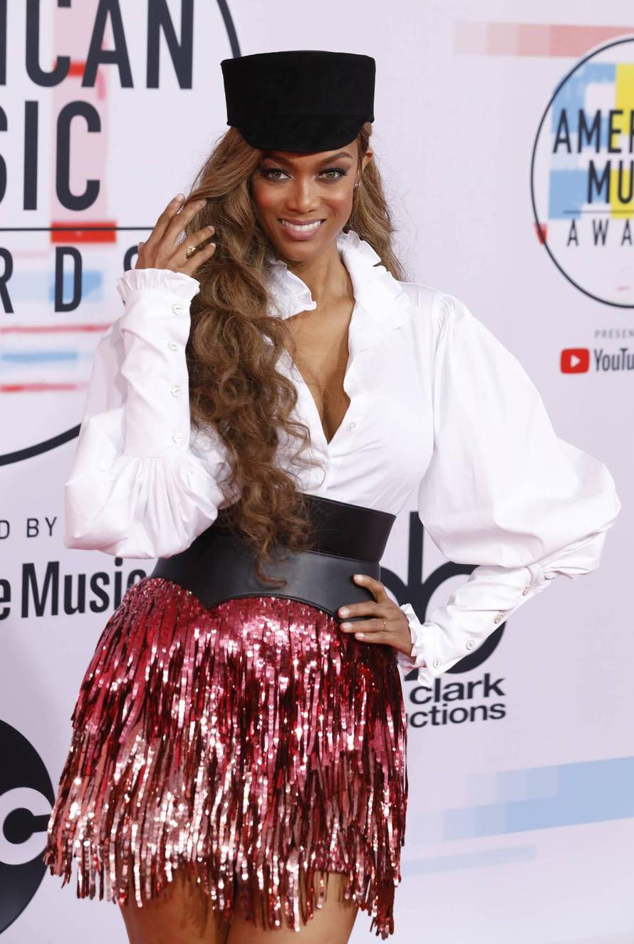LA: Poznati se slikali na crvenom tepihu na 2018 American Music Awards