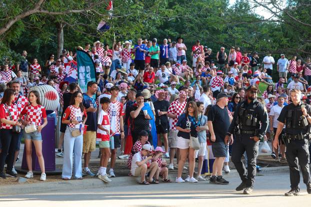 SP 2026 Dallas: Velika povorka hrvatskih navijača u Dallasu uoči utakmice Engleske i Hrvatske na Svjetskom prvenstvu