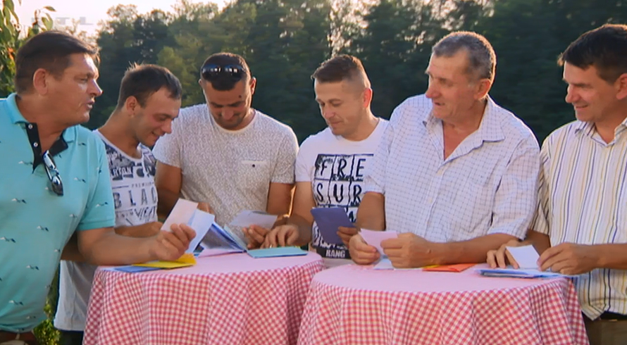 Pao prvi 'seks na selu'? Jovan i Paulina izgubili se kod bazena