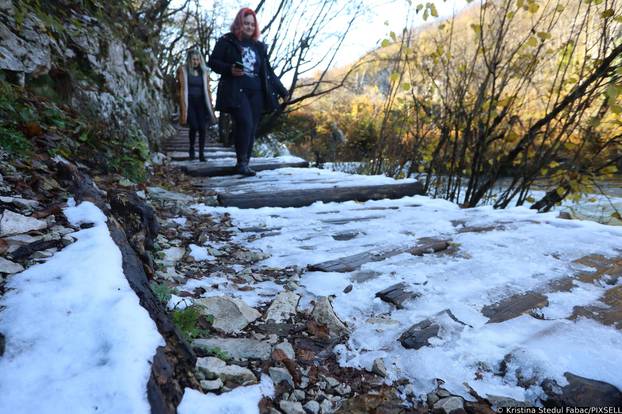 Jesenska idila na Plitvicama gdje je pao i snijeg