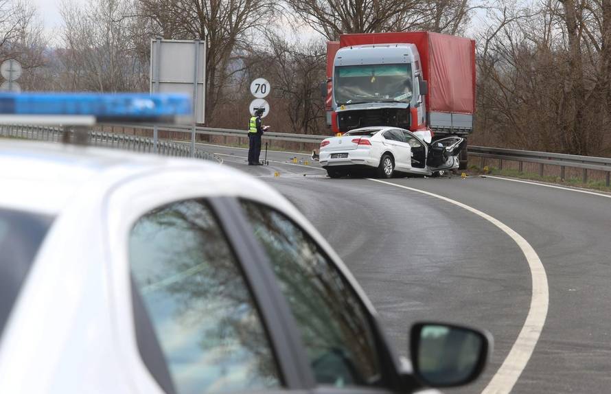 Naglo je skrenuo, zabio se u kamion i ostao zgnječen ispod