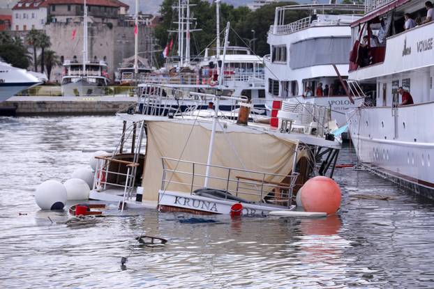 Split: Trajket udario u dva broda, jedan potonuo