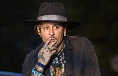 Pijani Depp radi kaos na setu: ‘Udari me, evo ti 100.000 $’