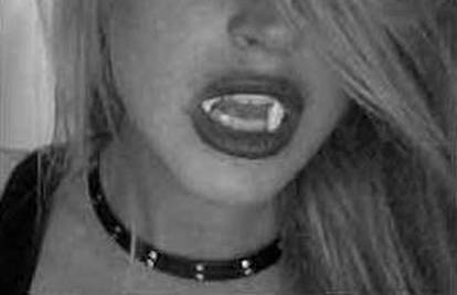 L. Lohan otkrila je ljubav prema vampirskim zubima