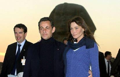 N. Sarkozy sa 7 cm višom djevojkom na piramidama