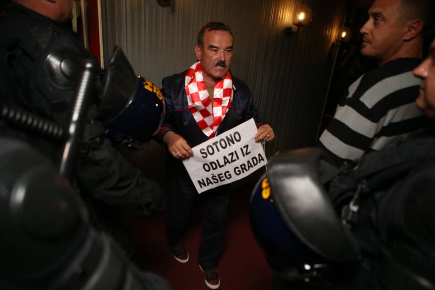 Policija izbacila HSP-ovce koji su ometali Frljićevu predstavu