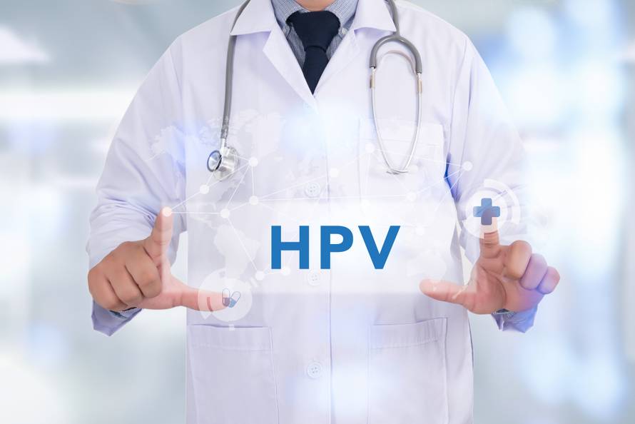 Doktor u rukama ima natpis HPV