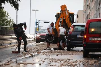 Rijeka: Zemja i kamenje na cesti u Vukovarskoj ulici
