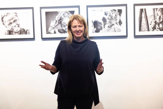 Osijek: Svečano otvorenje izložbe fotografija fotoreporterke Pixsella Emice Elveđi "Srce za Afriku"