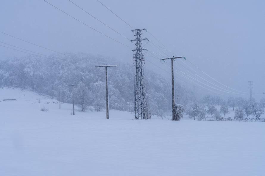 Otočac: Zbog mokrog snijega koji pada dio Like ostao bez struje