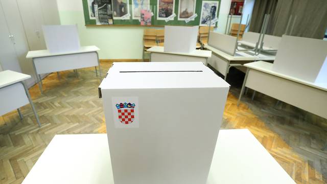 Zagreb: Gra?ani izlaze na birališta izabrati svoje zastupnike u Europski parlament