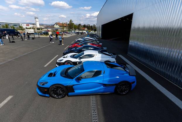 Rimac Nevere parkirane ispred Rimac kampusa u Kerestincu povodom Trilblazers Toura