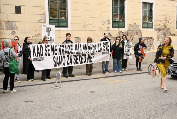 Zagreb: Ispred Gradske skupštine razvili transparent zbog ne uvođenja seksualnog obrazovanja