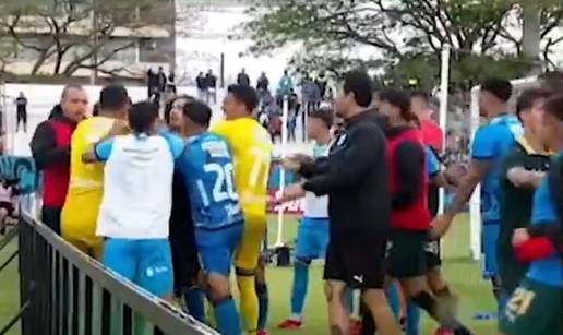 VIDEO Totalni kaos na utakmici: Sudac u Boliviji podijelio je &ccaron;ak sedam crvenih kartona igra&ccaron;ima