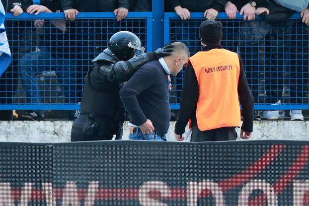 Osijek: Ivica Kulušević uputio se prema navijačima koji su ga prozivali tijekom utakmice