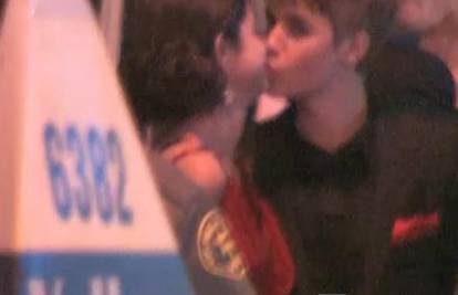 Potvrda veze: Kamera snimila poljubac Selene i J. Biebera