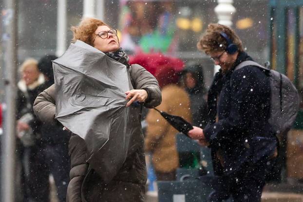 Zagreb: Građni u borbi s vjetrom letili kišobrani 