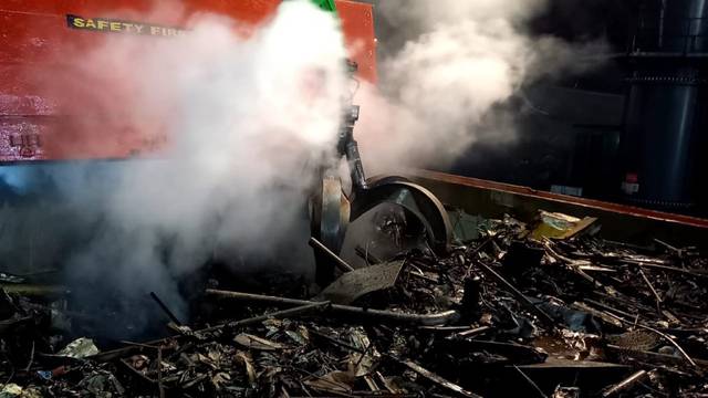 Ugašen požar u luci Ploče: Zapalili su se kontejneri na turskom brodu punom željeza