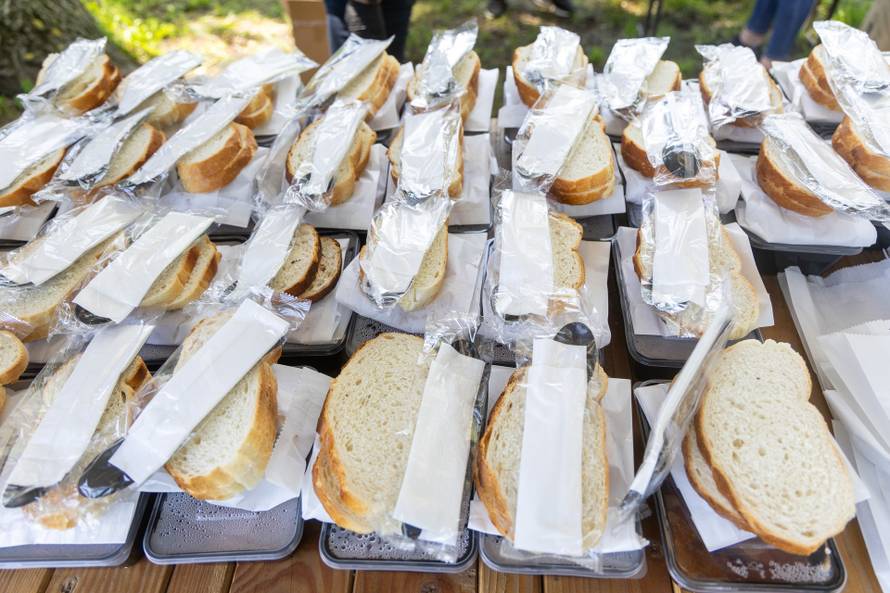 Osijek. Podjela graha na lijevoj obali Drave na Praznik rada