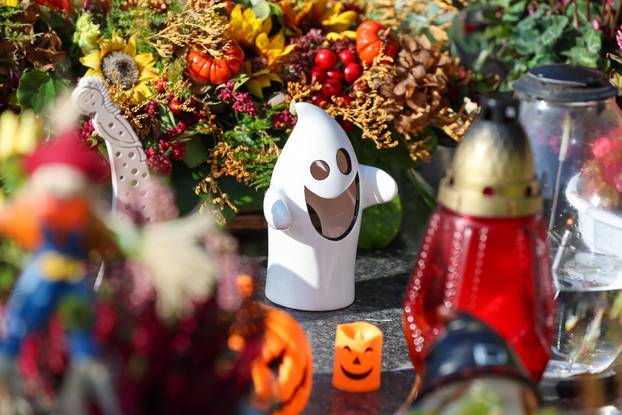 Zagreb: Grob obitelji ukrašen raznim figuricama Noći vještica