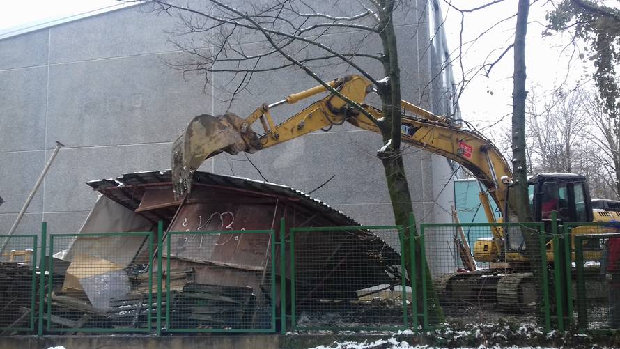 Doveli i zaštitare: Grad srušio binu na terasi kultne 'Jabuke'