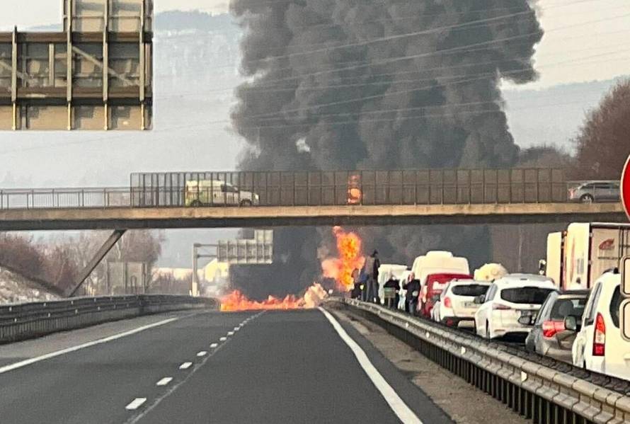 FOTO Zatvorili autocestu u Sloveniji zbog teške prometne nesreće: Izbio ogroman požar!