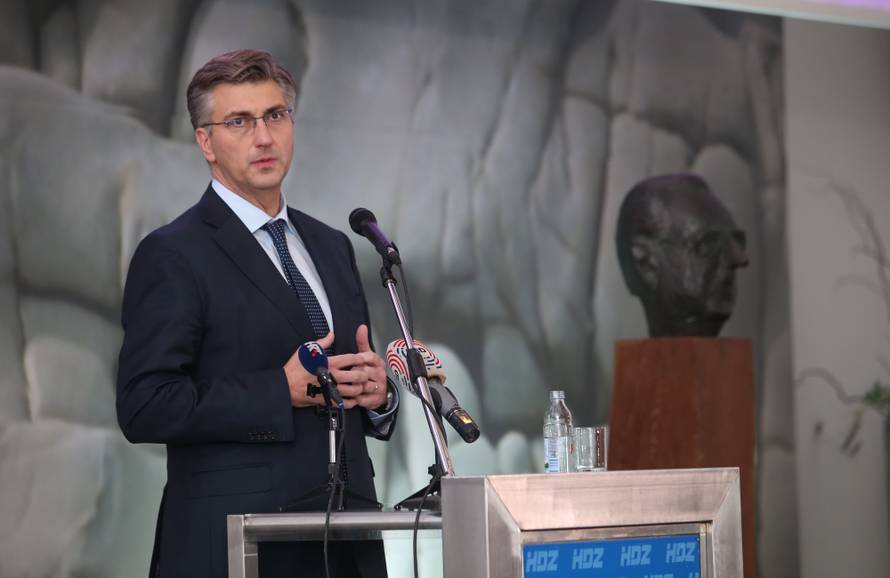 'Tko u tvrdoj stini svoju povist piše'. HDZ ju briše pa laži piše