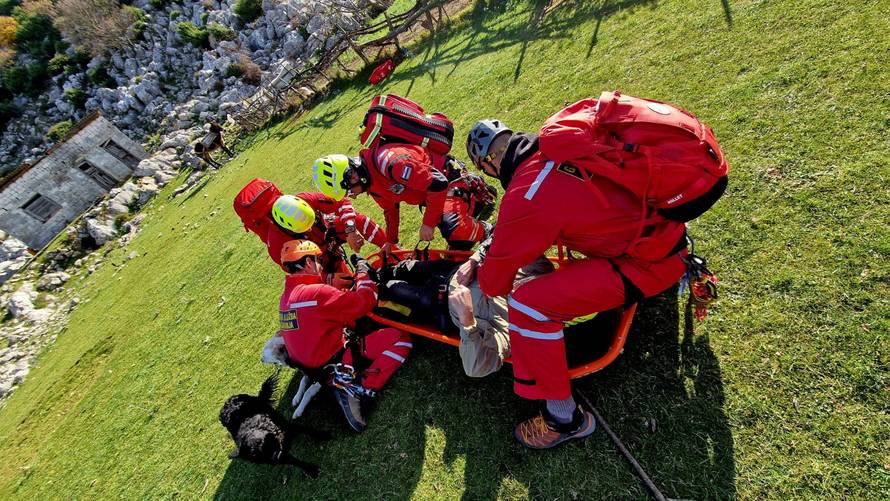 Pastir danima ležao ozlijeđen na Biokovu. Njegovi psi se nisu odvajali od njega. Spasili su ih