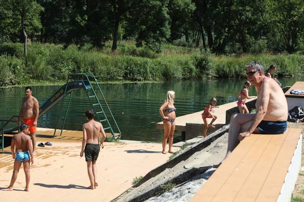 Duga Resa: Osvježenje od vru?ina u rijeci Mrežnici