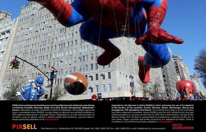 Divovski Spiderman na paradi: Letio ulicom 4 kilometra