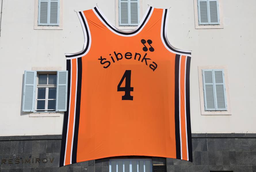 Povodom roÄendana DraÅ¾ena PetroviÄa na zgradu gradske uprave postaljen njegov veliki dres