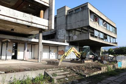 FOTO Derutna zgrada u Paromlinskoj odlazi u povijest: Stigli bageri, počinje rušenje