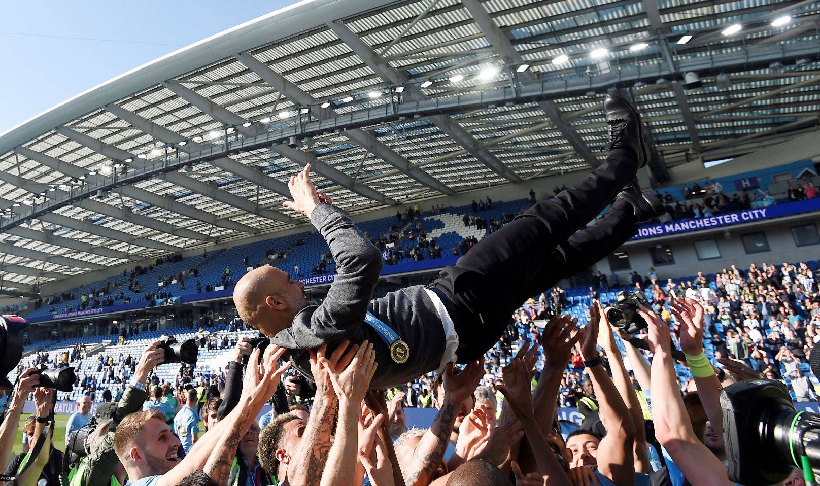 Kompany podigao trofej: Redsi nisu zaslužili završiti drugi...