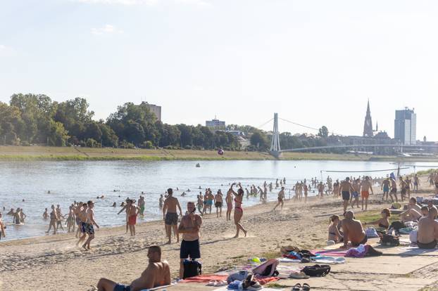 Osijek: Spas od vrućina mnogi su potražili na popularnoj gradskoj plaži