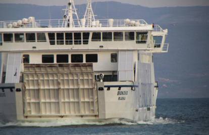 Trajekt za Supetar kasnio zbog lažne dojave o bombi na brodu