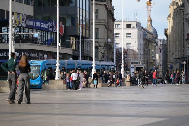 Zagreb: Iznimno toplo vrijeme izmamilo građane u šetnju gradom