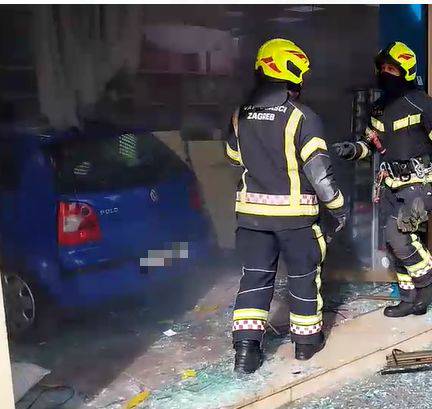 VIDEO Krš i lom u centru grada: 'Odjeknulo je poput bombe, u izlog se zabio u punoj brzini'