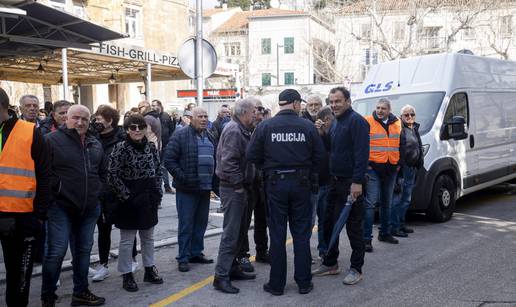 Omišani prosvjedovali zbog poskupljenja odvoza smeća