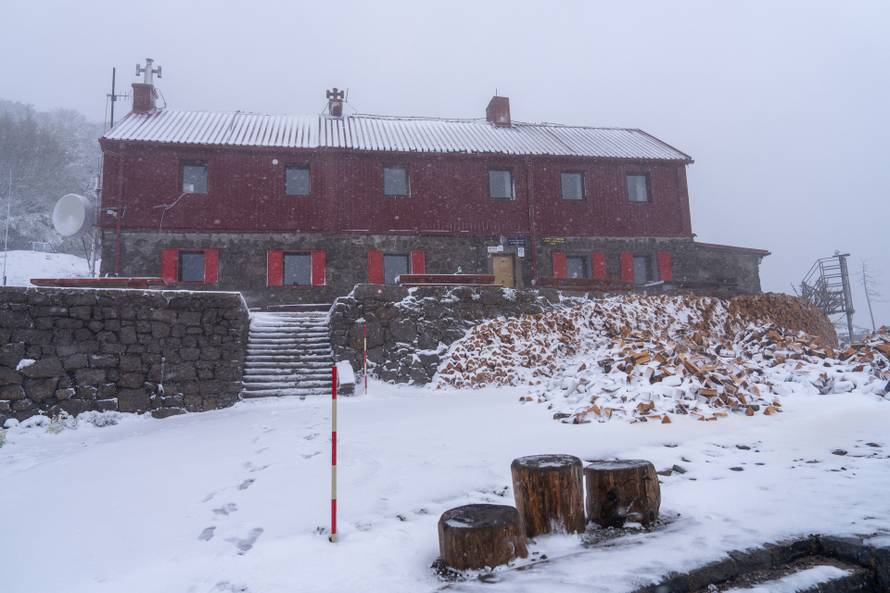 Zavižan: Snijeg pao u Nacionalnom parku Sjeverni Velebit