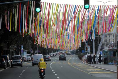 Rijeka: Ulice ukrašene šarenim vrpcama uoči karnevala