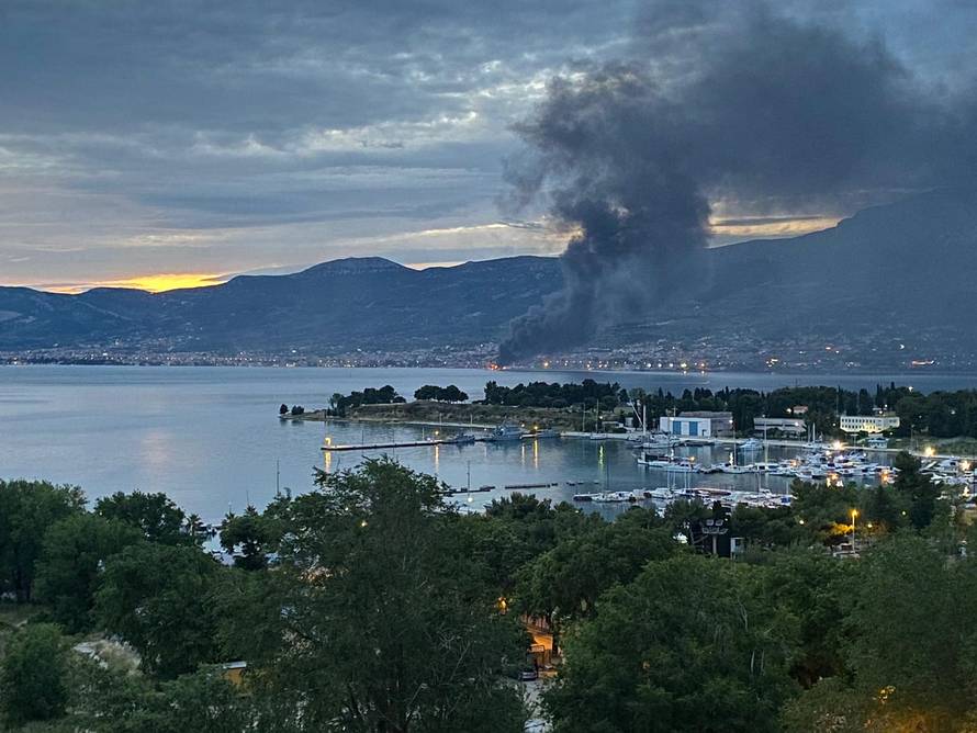 VIDEO Vatra guta jahte u marini u Kaštelima: 'Eksplodiralo je najmanje pet puta'